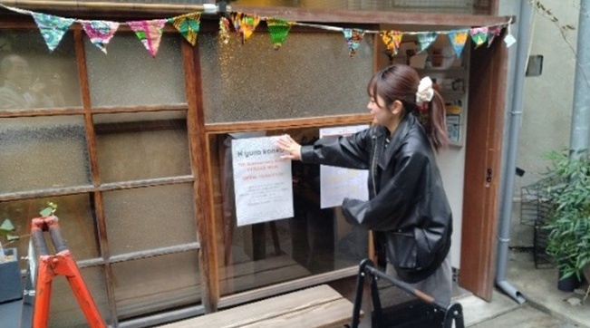 会場の飾りつけを行う学生