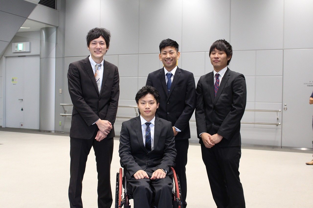 写真左から岩本君、柴田君、渡邉君、中野君