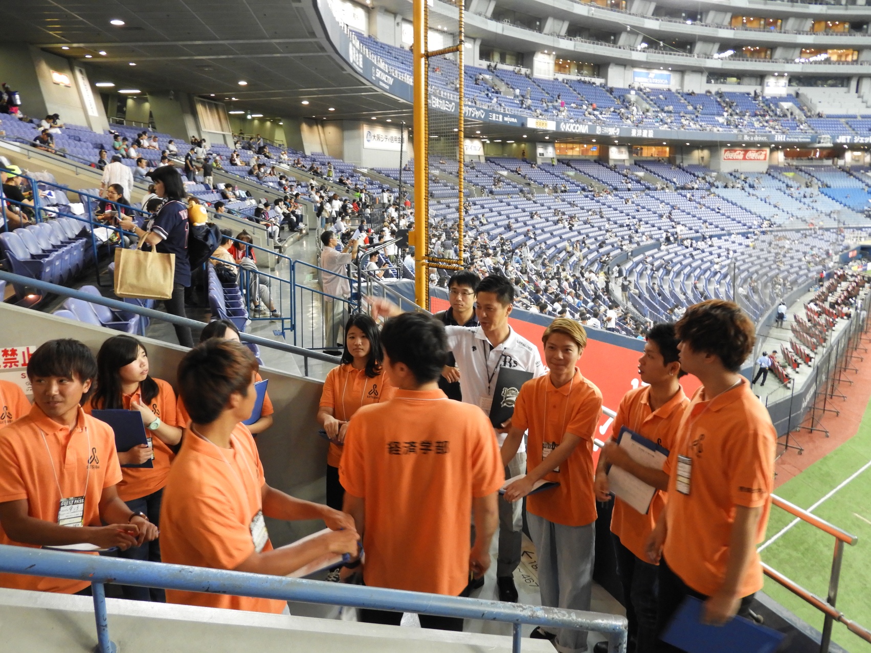 オリックス職員の指導を受ける経済学部生
