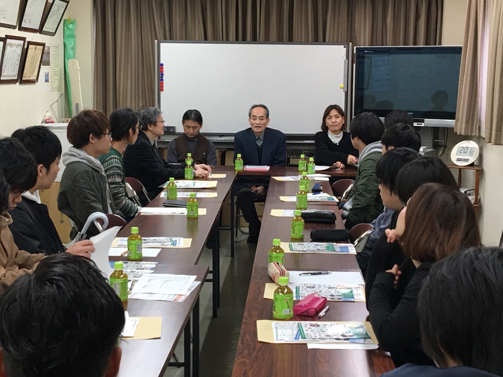 商店街会長から説明を受ける学生たち