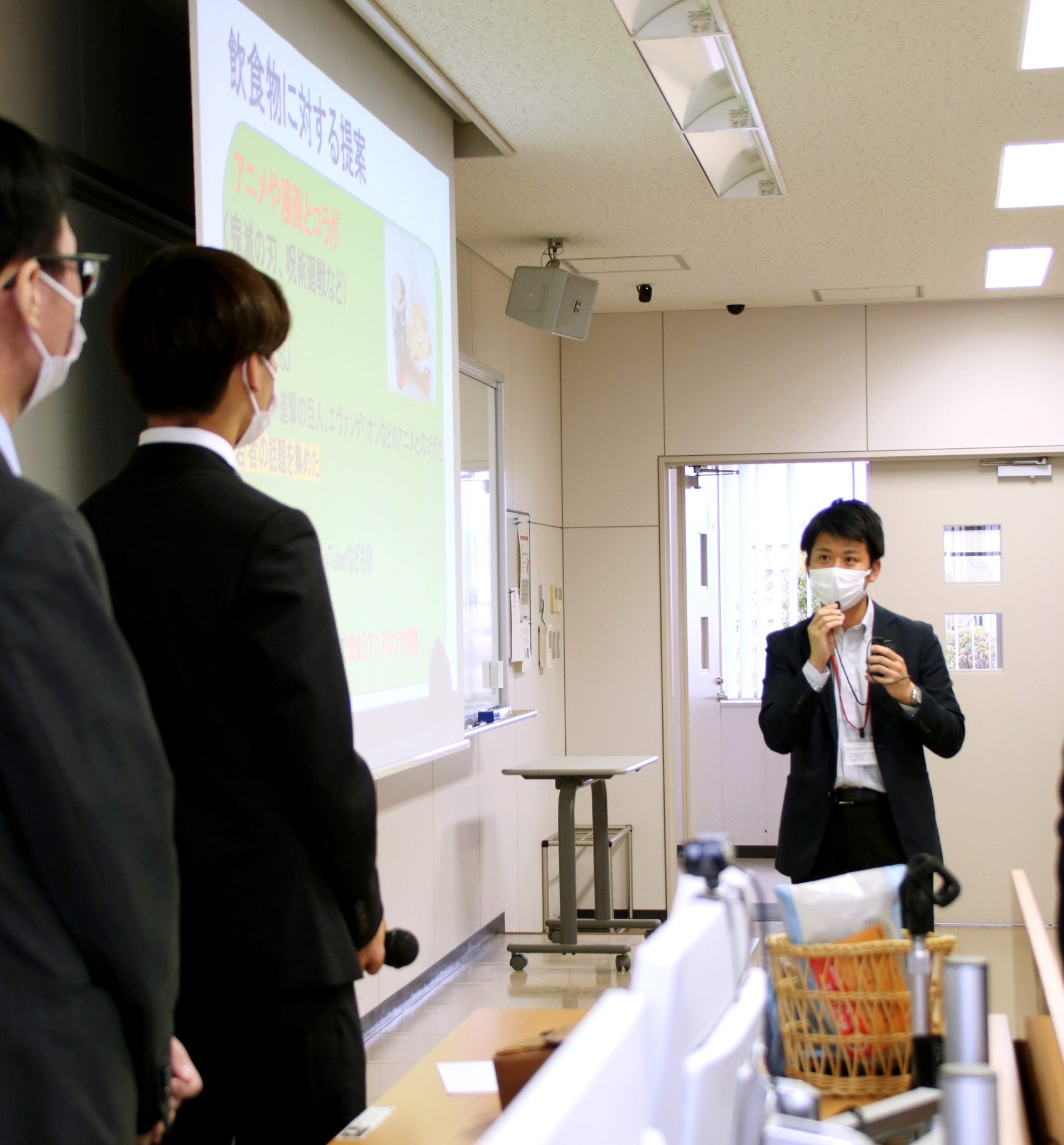 提案の感想を伝える球団の上岡氏