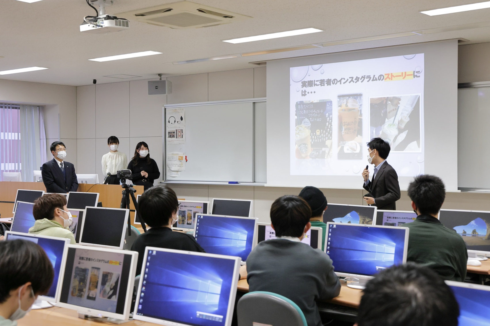 球団の洞井氏からフィードバックを受ける学生ら