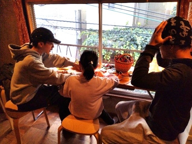 来場した児童と一緒に取り組んだくるみボタン作り