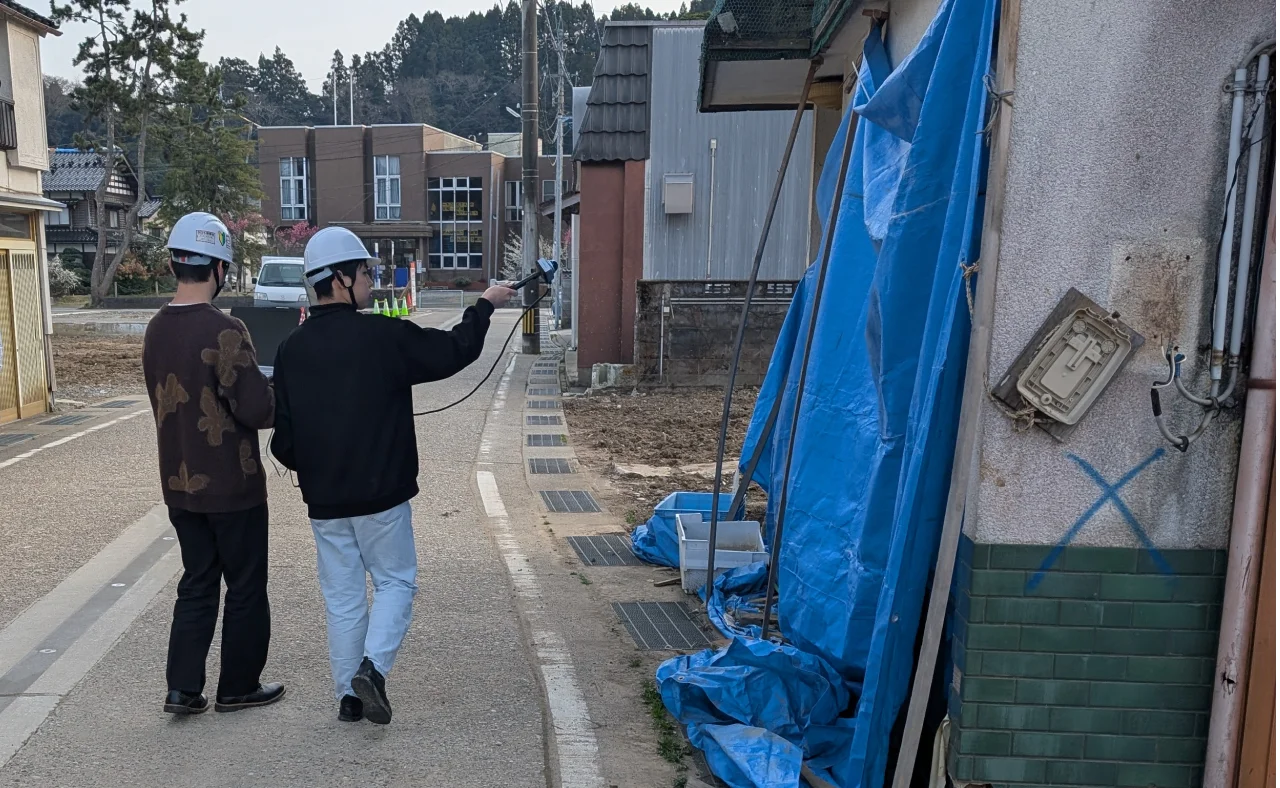 建物の被災状況を調査する学生